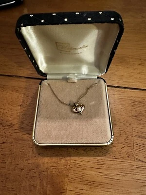 Cadena de oro de 12K con corazón de oro y una perla en el centro de Wehmueller Jewelers Foto 1 de 4