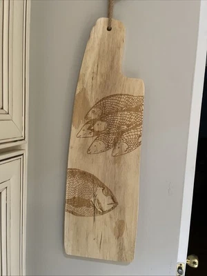 Tábua de charcutaria de madeira com design de peixe pendurado 22 polegadas - Imagem 1 de 4