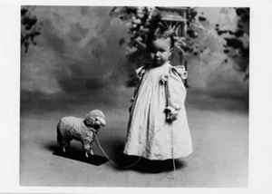 Ruth Noel Bennett & Her Lamb 1897•Foto de S.S. Fotofolio para tarjeta portátil Bennett•5x7 - Imagen 1 de 1