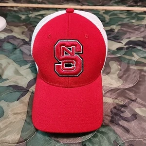 Sombrero NC State Wolfpack M/L ajuste elástico rojo/blanco Zfit - Imagen 1 de 7