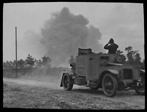 WW1 SOLDIER VIEWING BOMBARDMENT OF ANTWERP BY GERMANS Magic Lantern Slide PHOTO