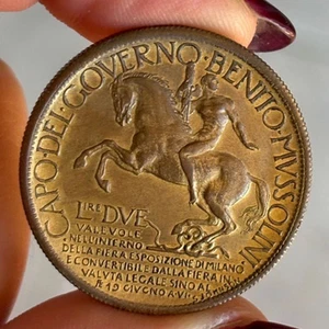 2 LIRE 1928 BUONO ESPOSIZIONE DI MILANO FIOR DI CONIO BRONZO DORATO PERIZIATA - Foto 1 di 4