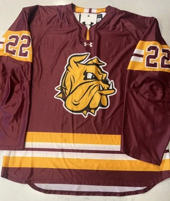 Camiseta deportiva de hockey de la Universidad de Minnesota Duluth Bulldogs para hombre larga Under Armour #22 Foto 1 de 4