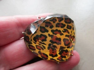 VINTAGE RETRO LARGE SILVER TONE PLASTIC LUCITE LEOPARD PRINT HEART FOB PENDANT - Picture 1 of 3