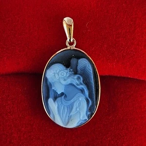 Ciondolo cammeo angelo custode in oro giallo 14 carati e agata blu vintage - Foto 1 di 10