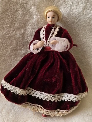 CASA DE MUÑECAS MINIATURA 1:12 MUÑECA DE PORCELANA RUBIA DAMA NIÑA EN VESTIDO ROJO DE NAVIDAD  Foto 1 de 4