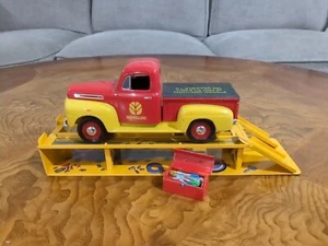 Ford Pick Up New Holland Portland 1948 IN con elevador de servicio y caja de herramientas diecast - Imagen 1 de 7