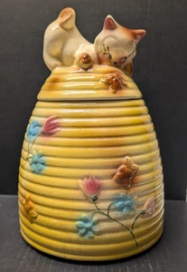 Vintage 1950er Amerikanische Biskuit Katze Kätzchen auf Bienenstock Blume Keksdose 11" Höhe x 8" Breite - Bild 1 von 7