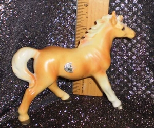 Vintage horse figurine beautiful palomino Japan horse. one chipped ear tip . - Picture 1 of 6