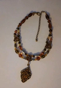 Collar dorado con hermoso colgante CHICO'S.  Viene con caja de regalo - Imagen 1 de 5