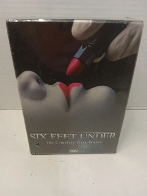 Six Feet Under The Complete First Season VHS 2003 5-Tape Set Factory Sealed - Imagem 1 de 2