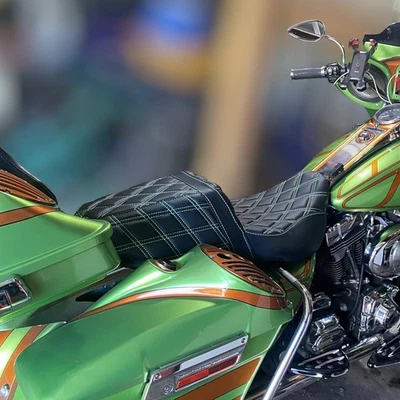 Green Stitch Step Up Gel Seat For Harley Street Glide Special FLHXS 2014-2023 - Imagem 1 de 4