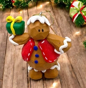 Vintage Lebkuchenmann Christbaumschmuck mit Geschenk geschnitzt Ton Stil - Bild 1 von 8