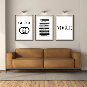 Set di 3 Semplici Stampe Fashion Designer Libri Gucci Vogue Designer A5 A4 A3 - Foto 1 di 4