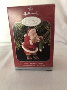Nuovo Hallmark Keepsake Ornamento Nuovo Amico di Natale 1998 Collector’s Club - Foto 1 di 3