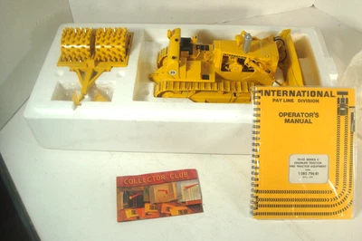 FIRST GEAR INTERNATIONAL HARVESTER TD25 CRAWLER & SHEEP COMPACTOR TRAILER & BOX - Image 1 of 4