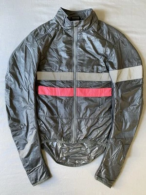 Chaqueta Brevet Aislada Rapha RCC Gris Alta Visibilidad Rosa Polartec Embalable DWR Hombres S Foto 1 de 4