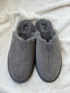 Zapatilla gris de gamuza forrada de piel de oveja Hyde gris US9/UK8/EU42 NUEVA CON ETIQUETAS $120 UGG para hombre - Imagen 1 de 15