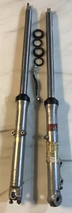 82 JUEGO HORQUILLAS SUSPENSIÓN DELANTERA HONDA CM450C CM400 PERSONALIZADAS CON CONECTOR OEM - Imagen 1 de 9