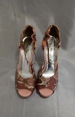 Sandalia de plataforma de 4 pulgadas con correa en el tobillo de piel de serpiente rosa salvaje punta abierta Stiletto 9M Foto 1 de 4