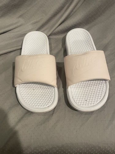 Sandali donna Nike rosa chiaro e bianco swoosh Benassi intersuola morbida slides taglia 10