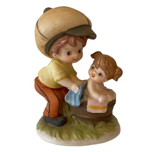 Estatuilla Niño Gorra Baño Niña Barril Bañera Estatua Decoración De Colección - Imagen 1 de 10