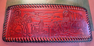 HECHA EN EE. UU. Hecha a Mano CARTERA DE CUERO CON CORDONES DOBLE PLIEGUE HECHA EN Estados Unidos Escena de Vagón Occidental Foto 1 de 2