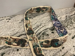 Cintura avvolgente Chan Luu in velluto con perline e paillettes impreziosita stravagante - Foto 1 di 9