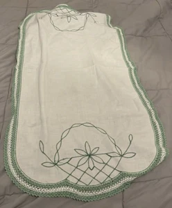 Vintage Embroider Oval Floral Basket Table Runner White With Green Pre-owned - Picture 1 of 4