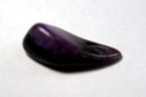 TINY SUGILITE TUMBLESTONE -  1.6 x 0.9 cms  0.95 gms #1 - Purple Ray - Picture 1 of 4