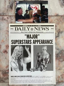 Jeff Jarrett and Debra 1999 WWF firmado en blanco y negro publicidad automática con certificado de autenticidad - Imagen 1 de 5