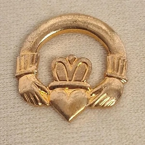 Prendedor de solapa Claddagh de metal dorado irlandés vintage en joyero original - Imagen 1 de 10