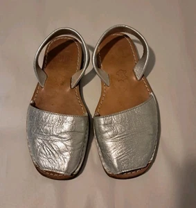 PONS Classic Style Metallic Leather Avarca Sandal In Silver Size 6. - Picture 1 of 12