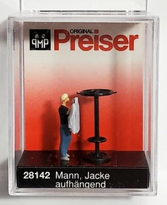 Preiser H0 28142 Mann hängt seine Jacke auf handbemalt 1:87 Figur 3/4" groß - Bild 1 von 1