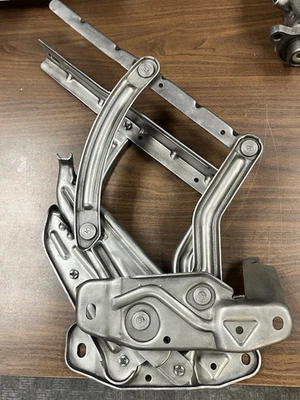 Par de bisagras de capó originales GM Camaro Firebird Nova Chevy II Impala Chevelle ¡Bonito! Foto 1 de 4