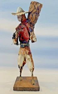 Figura de hombre vintage de arte popular mexicano papel maché llevando rollo de cama - Imagen 1 de 5