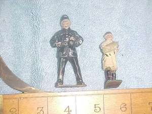 Policías y granjeros sosteniendo becerro cordero figura juguete estatuilla inglés - Imagen 1 de 4