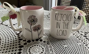 Zwei (2) Rae Dunn "Rejoice In The Lord" Blumen Kaffeetassen 20 Unzen NEU - Bild 1 von 10