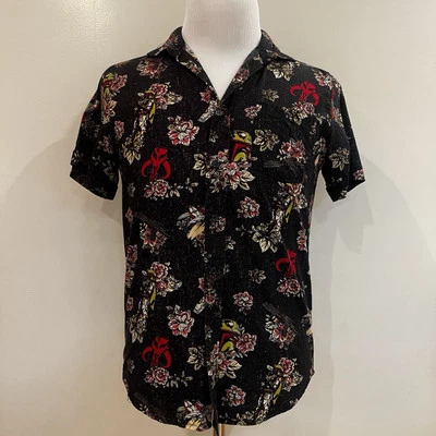 Star Wars - Camisa Manga Corta Boba Fett Estampado Floral Abotonada - XS - (Usada) Foto 1 de 4