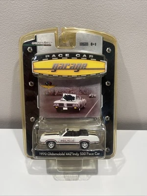 Greenlight Pace Car Garage 1972 Oldsmobile 442 Indy 500 Pace Car 1:64 C5 - Image 1 of 2