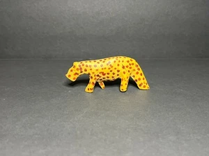 Figura de safari guepardo vintage africana de madera tallada y pintada a mano 3 x 1,25" - Imagen 1 de 6