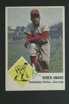 Tarjeta de colección autografiada Fleer #50 1963 firmada por los Filis de Rubén Amaro (m.2017)  Foto 1 de 2