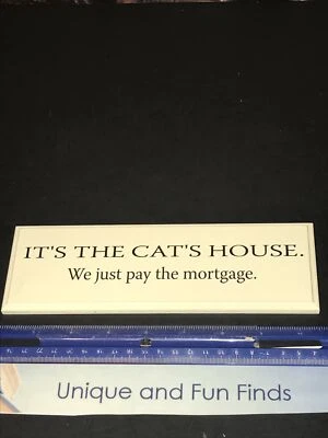 Letrero Danielson Designs "Es la casa del gato. We Just Pay The Mortgage" Hecho en EE. UU. Foto 1 de 3
