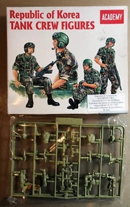 ACADEMY 1369 - REPUBLIC OF KOREA TANK CREW FIGURES - 1/35 PLASTIC KIT  - Afbeelding 1 van 2