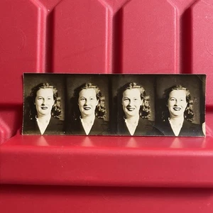 Photo Booth 4 Bilderclip lächelnde Frau 4 1/4 x 1 1/2 Foto Vintage 50er Jahre - Bild 1 von 2