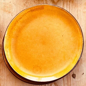 7 Classic Mid-Century Modern Artisinal Mustard w/ Brown Rims Salad Plates ZZ091 - Picture 1 of 3