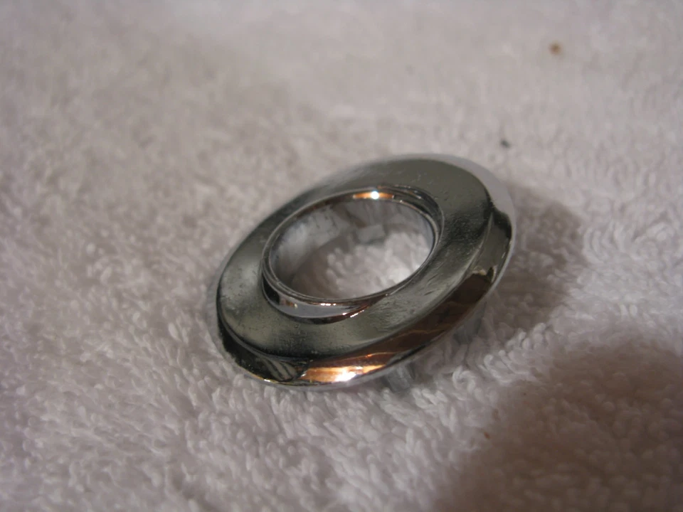 Nuevo de Lote Antiguo Mopar 1967 Dodge Dart Antena Bisel Foto 1 de 2