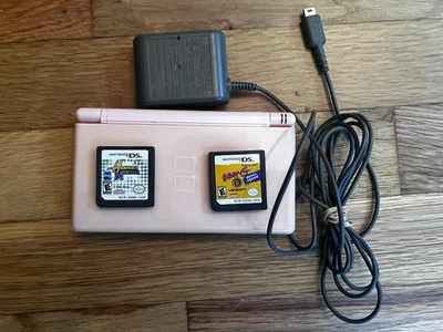 Nintendo DS Lite Rosa con Cargador y dos juegos Lápiz Gris - Probado y Funcionando  Foto 1 de 4