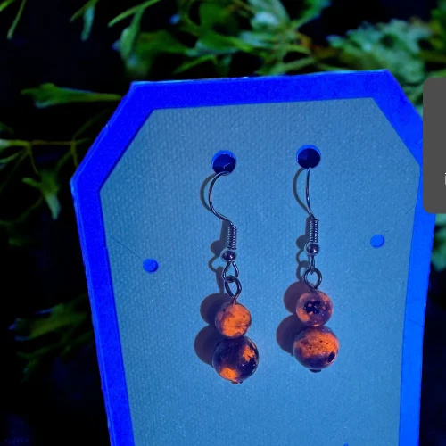 Pendientes de calabaza Yooperlite raros sodalita fluorescente ¡brillan en la luz UV! Foto 1 de 4