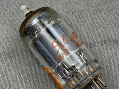 (1) NOS SILVERTONE 7025 12AX7A TUBO BALANCEADO CORTO GRIS PLACAS HALO GETTER Foto 1 de 4